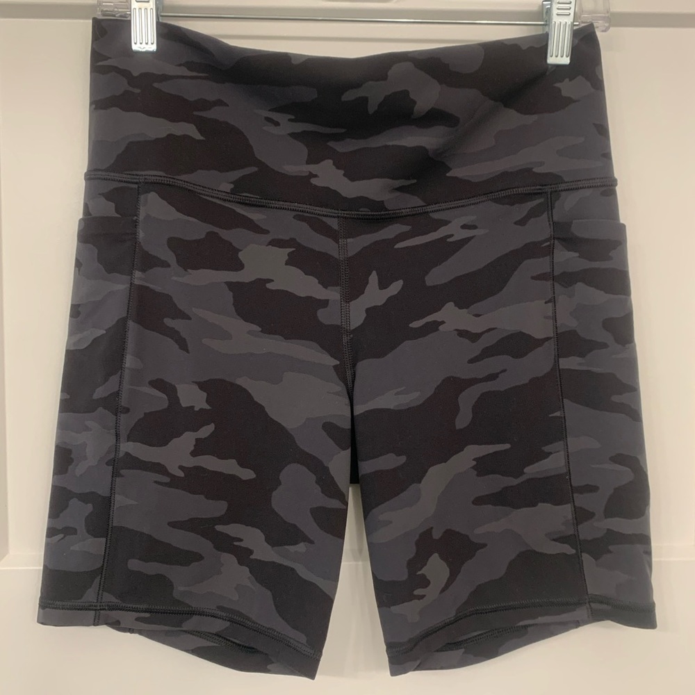 Athleta 7” Salutation Stash Short